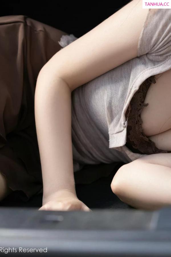鱼子酱fish  [XiuRen]高清写真图 2025.11.07 No.10965 鱼子酱Fish 香车美女第2张图片